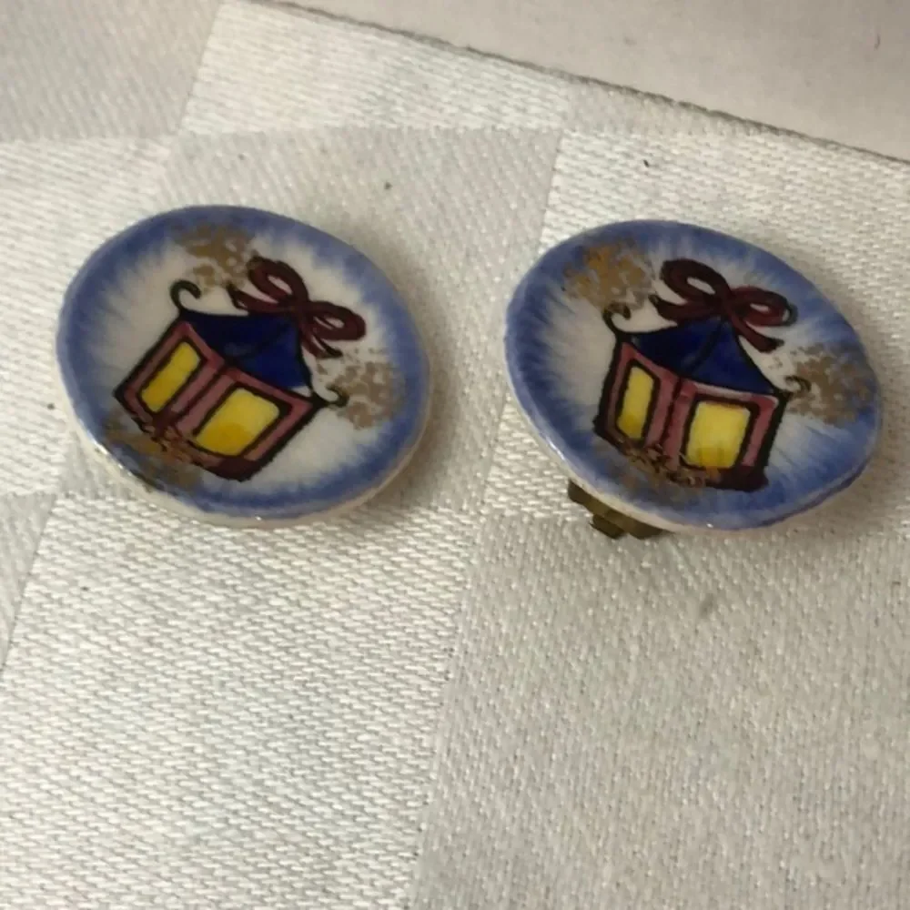 1950’s ceramic tiny art clip earring.